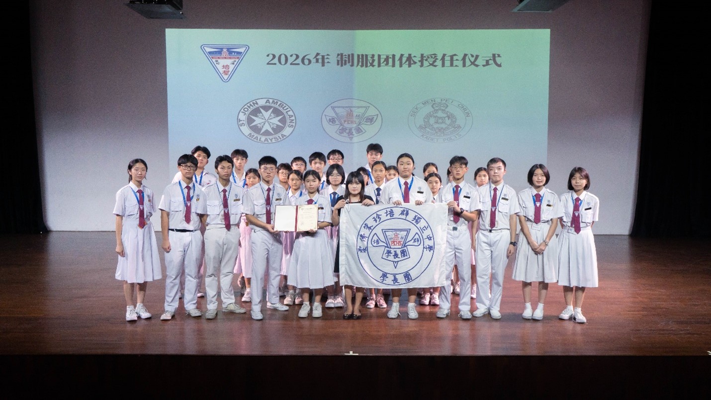 仪式结束后，全体学长团成员与顾问老师合照留念。