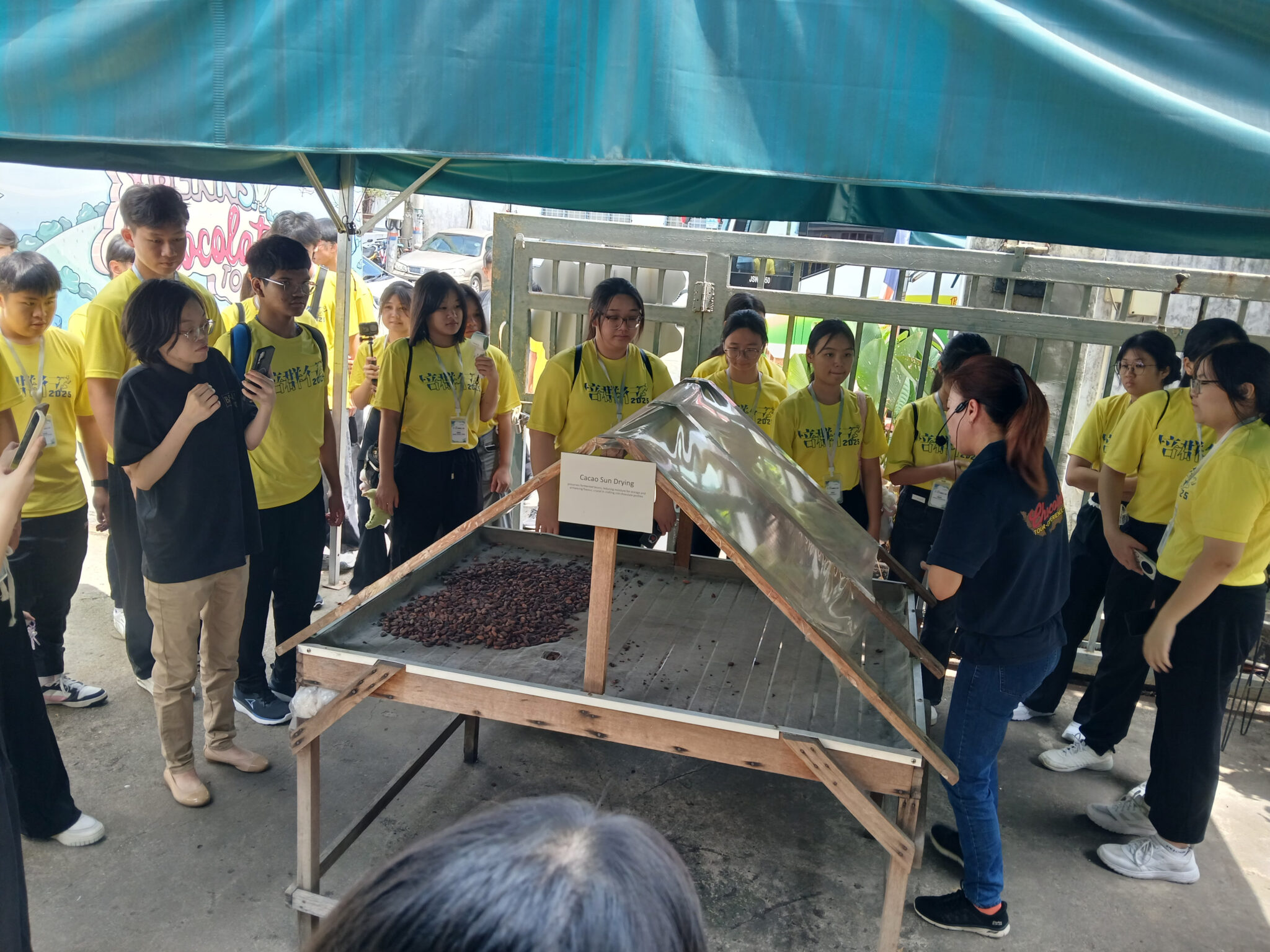 8 学生到访 Benns Chocolate KL 工厂进行参观。