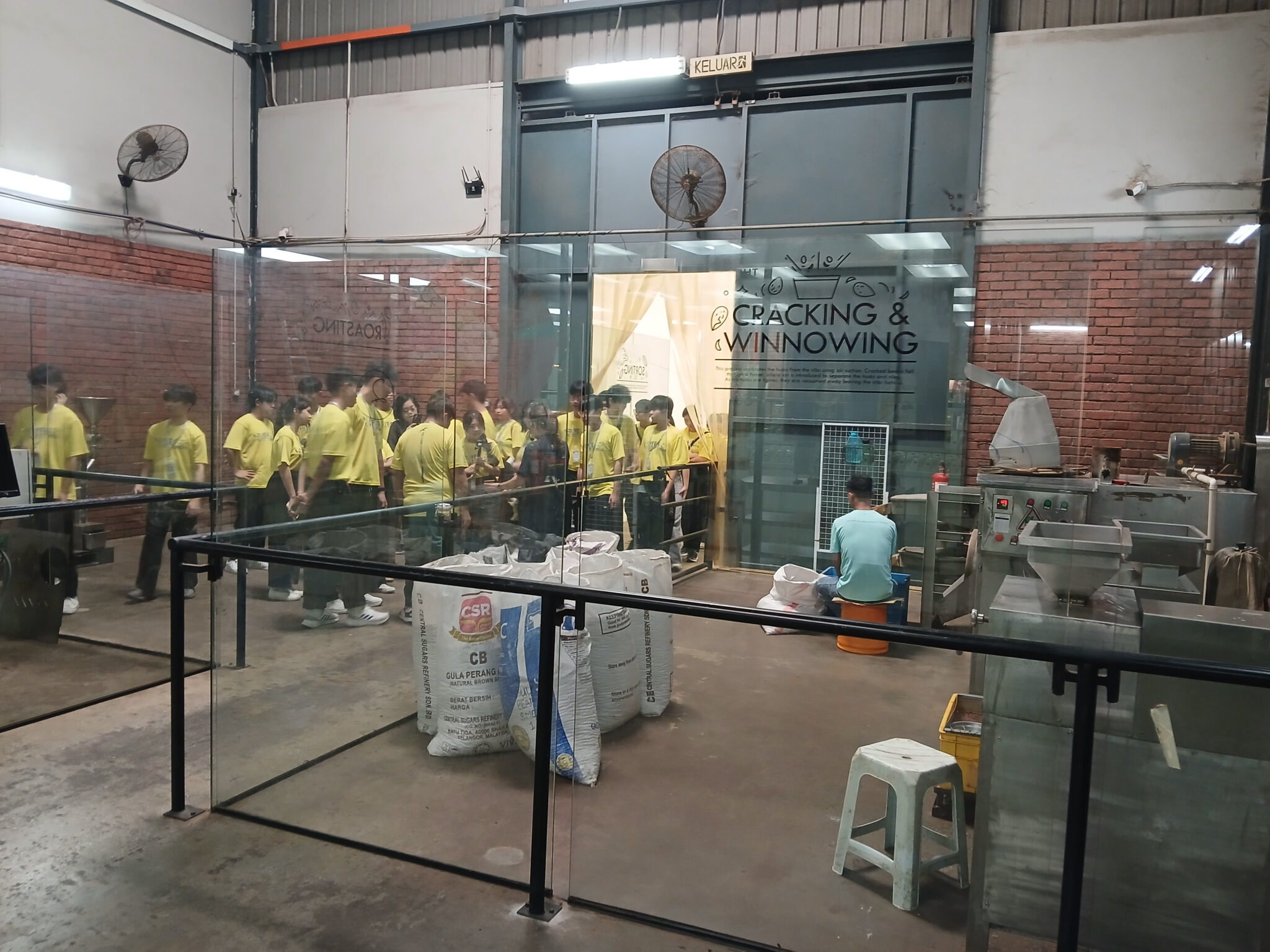 9 学生到访 Benns Chocolate KL 工厂进行参观。