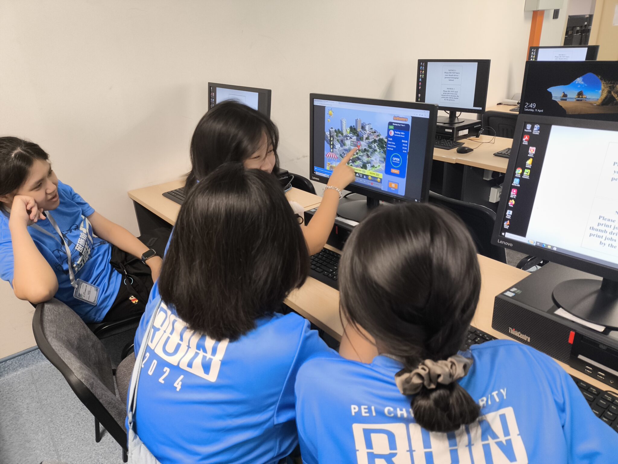 学生在First City University 参与商业策略工作坊。(1)