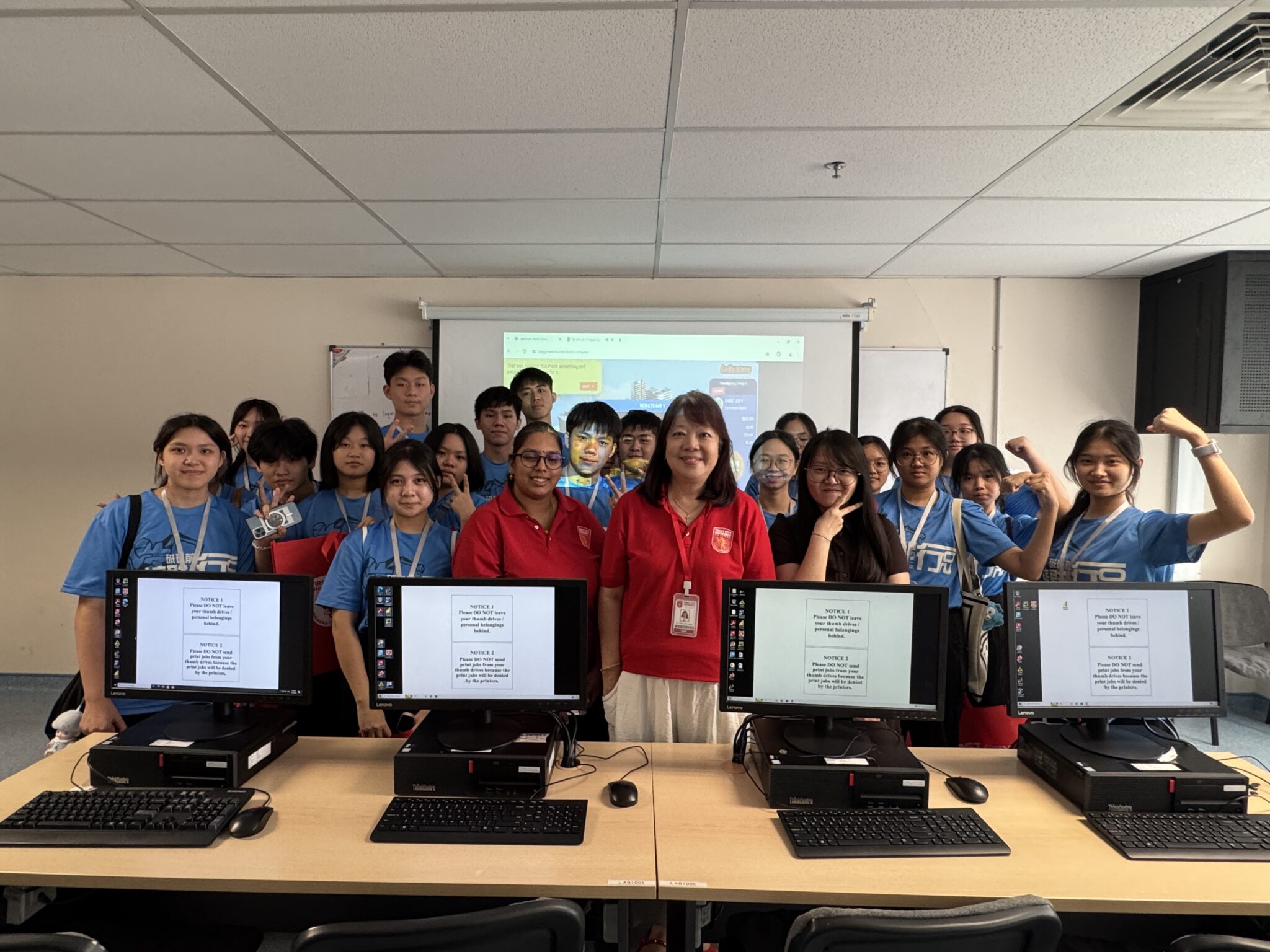 学生在First City University 参与商业策略工作坊。(2)