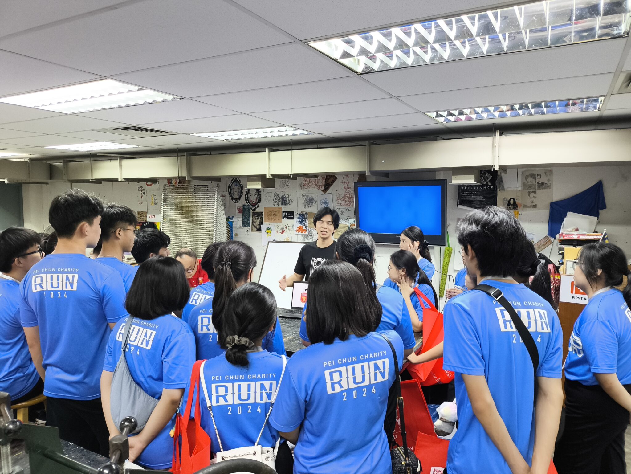 学生在First City University 参与设计工作坊。(1)