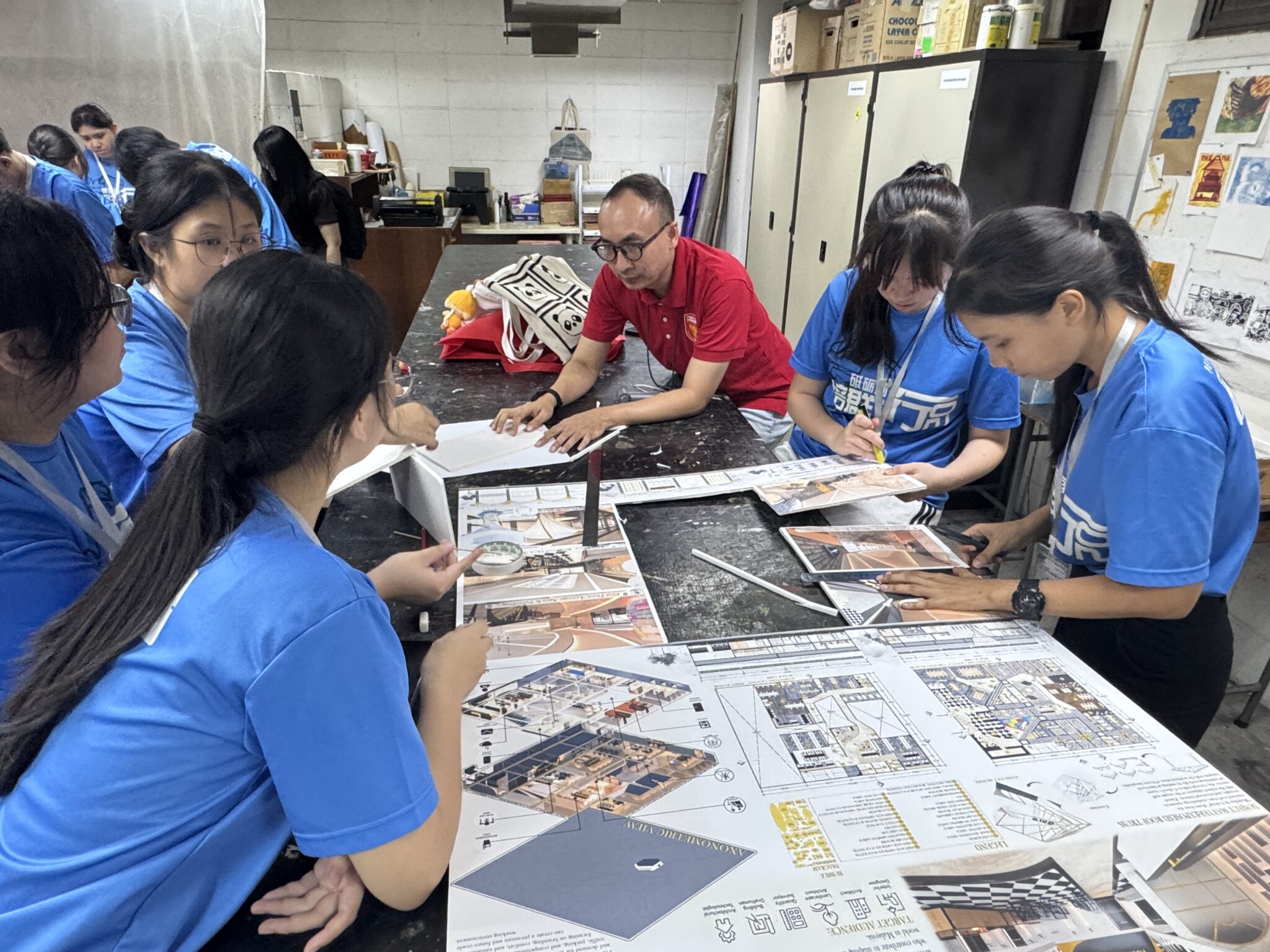 学生在First City University 参与设计工作坊。(5)