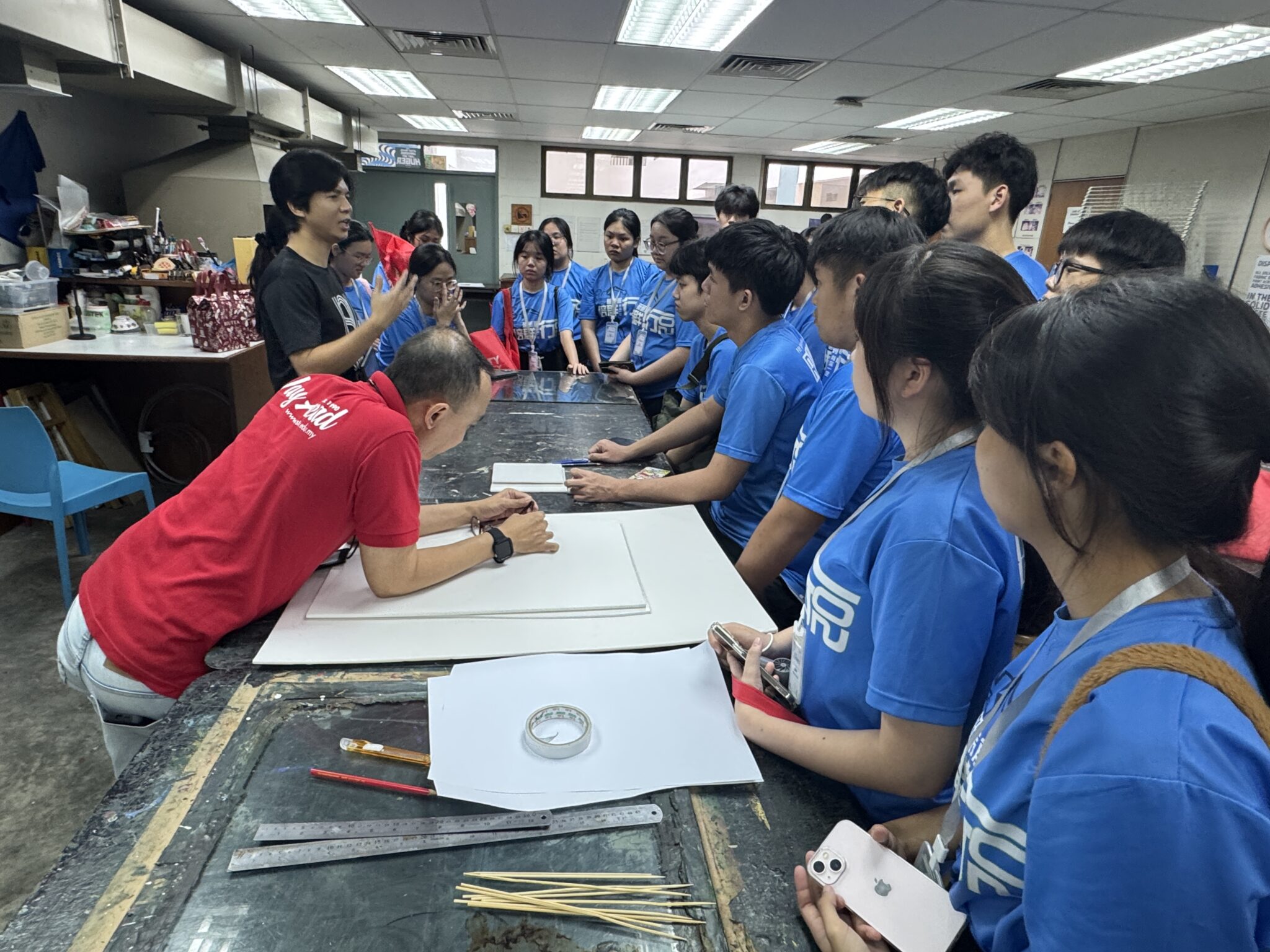 学生在First City University 参与设计工作坊。(6)