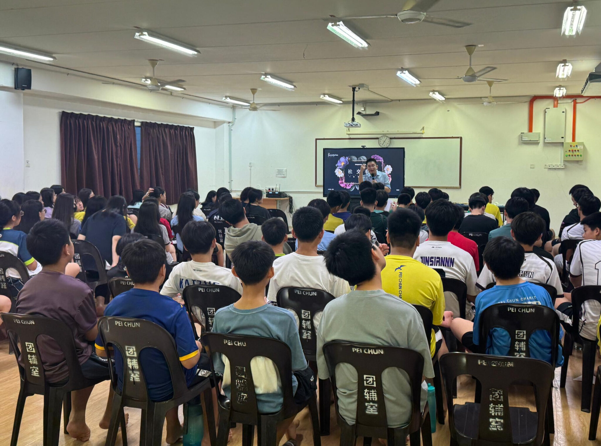 1 学生专注聆听讲师谢凯翔分享，现场气氛认真投入。