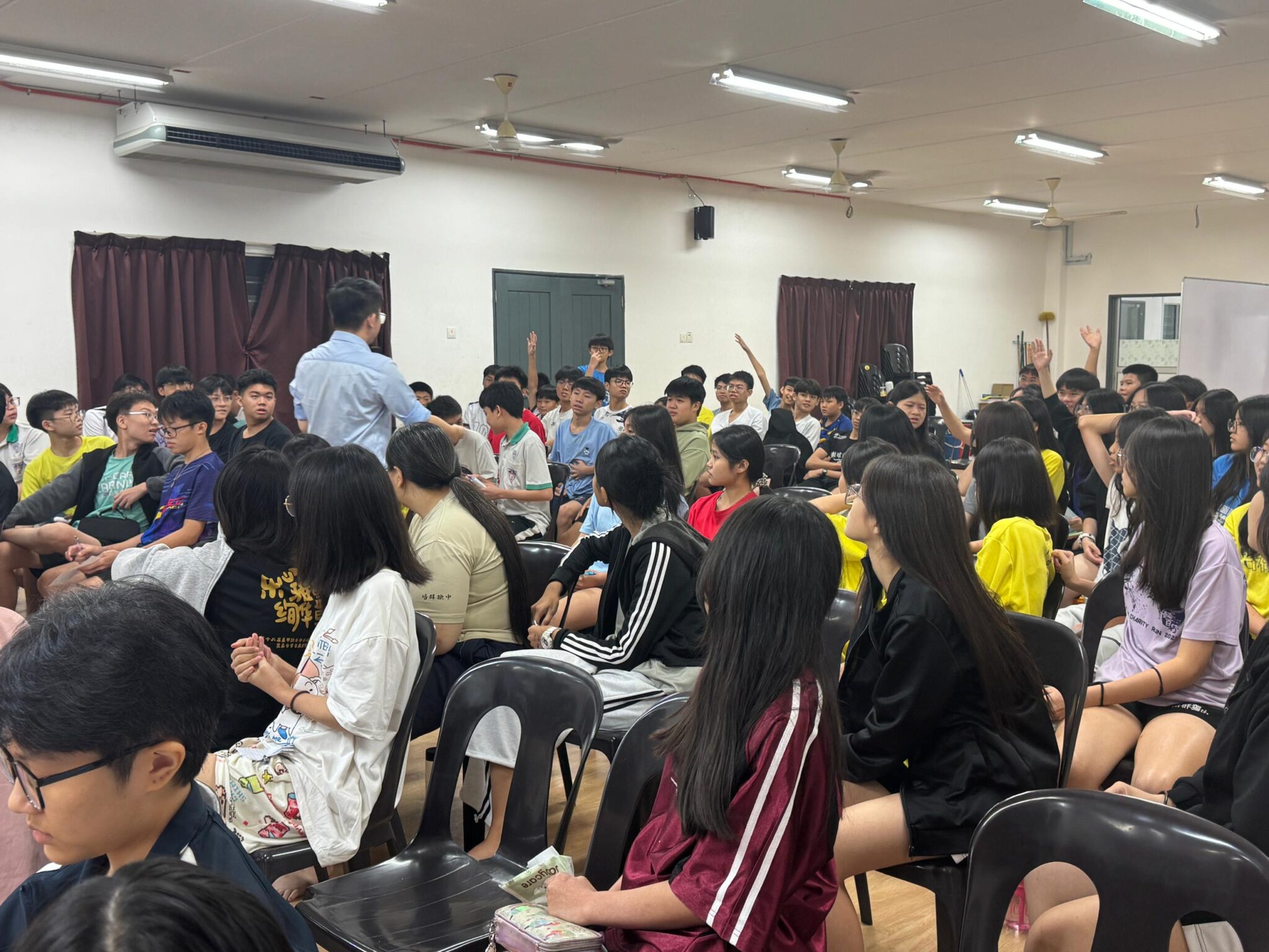 3 学生踊跃参与互动环节，积极回应讲师提问，现场反应热烈。