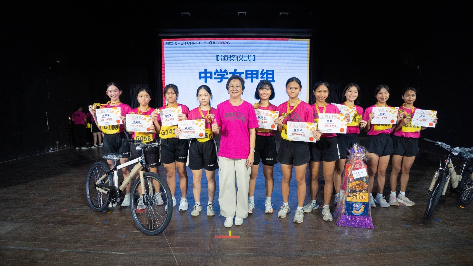 黄祥銮副董事长颁发中学女甲组（高二、高三年段）的奖项