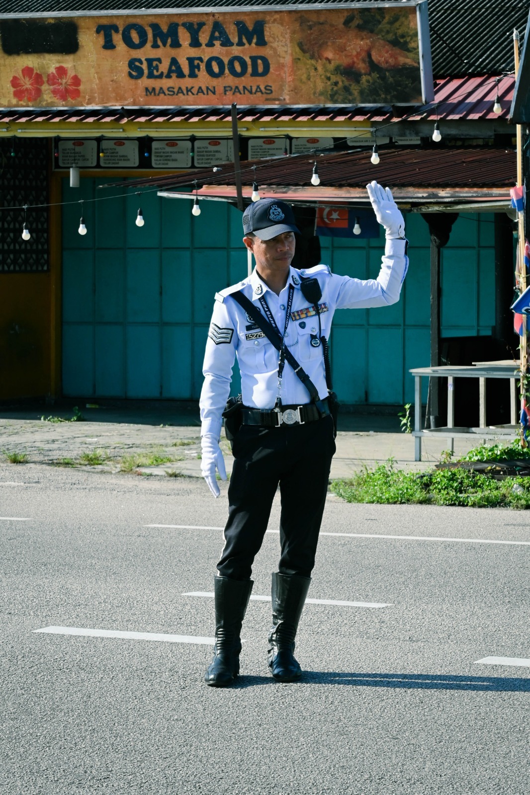 本次活动也获得笨珍县交警团队的协助，维持现场交通秩序。