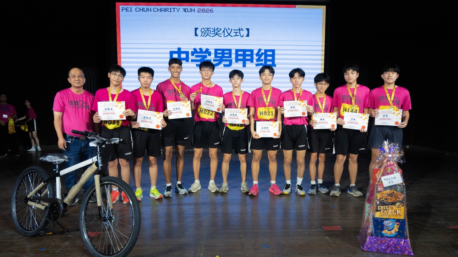 黄辉仁董事颁发中学男甲组（高二、高三年段）的奖项