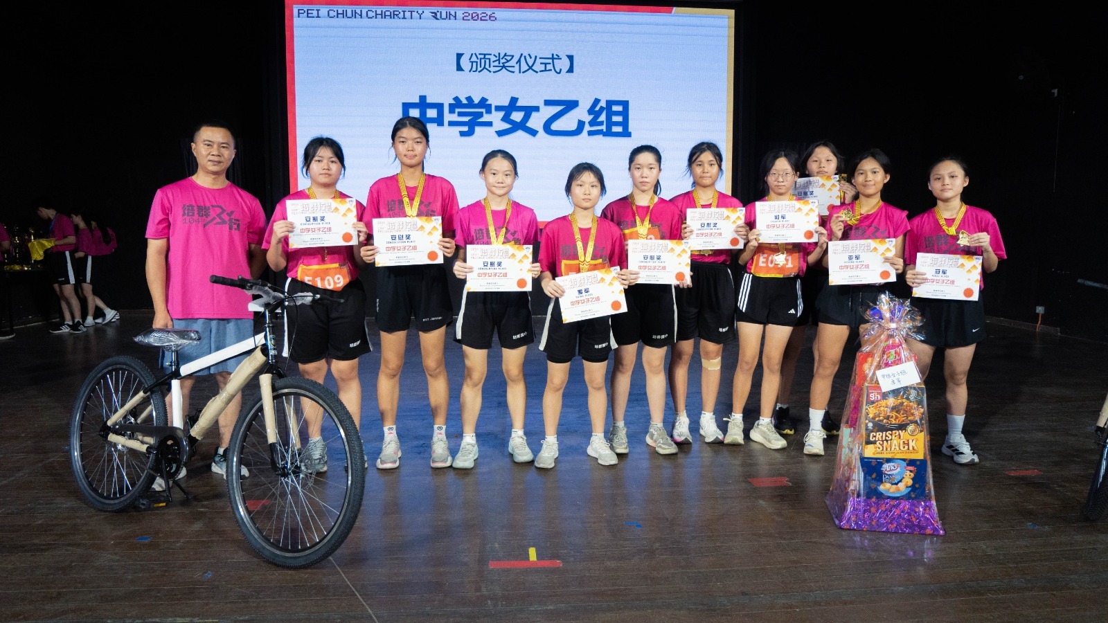 温文龙董事颁发中学女乙组（初三、高一年段）的奖项