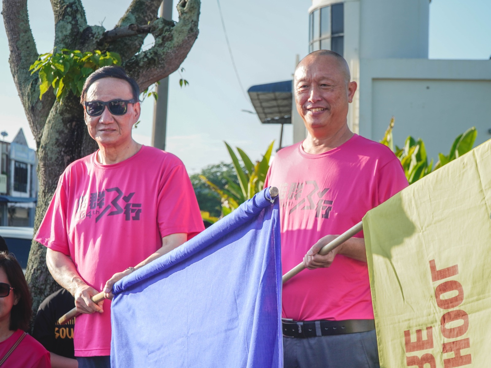 笨珍华人社团联合会主席 钟立鹏先生（右一）也出席活动，并为活动挥旗
