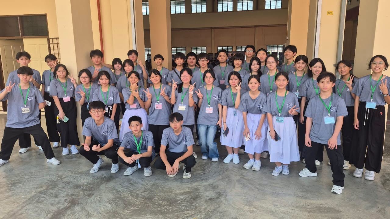 本校参赛同学的合影