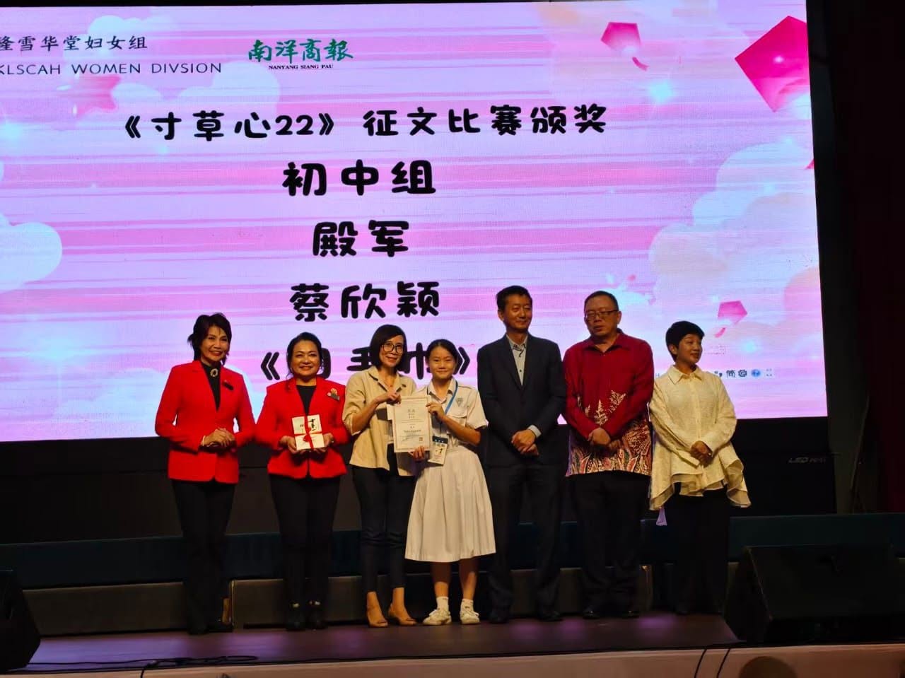 参与本次赛事学生获奖照。