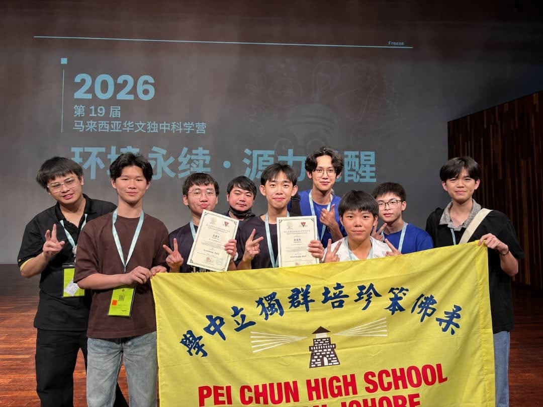 本校领队老师与学生代表合照