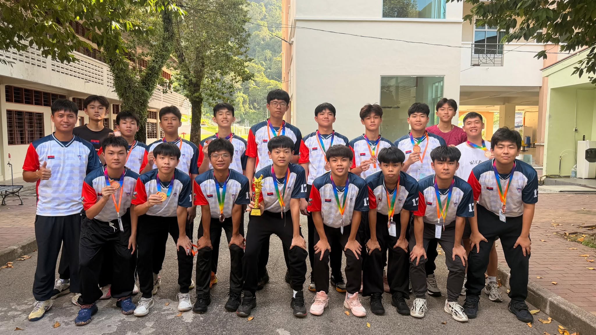 男子篮球参赛学生合影
