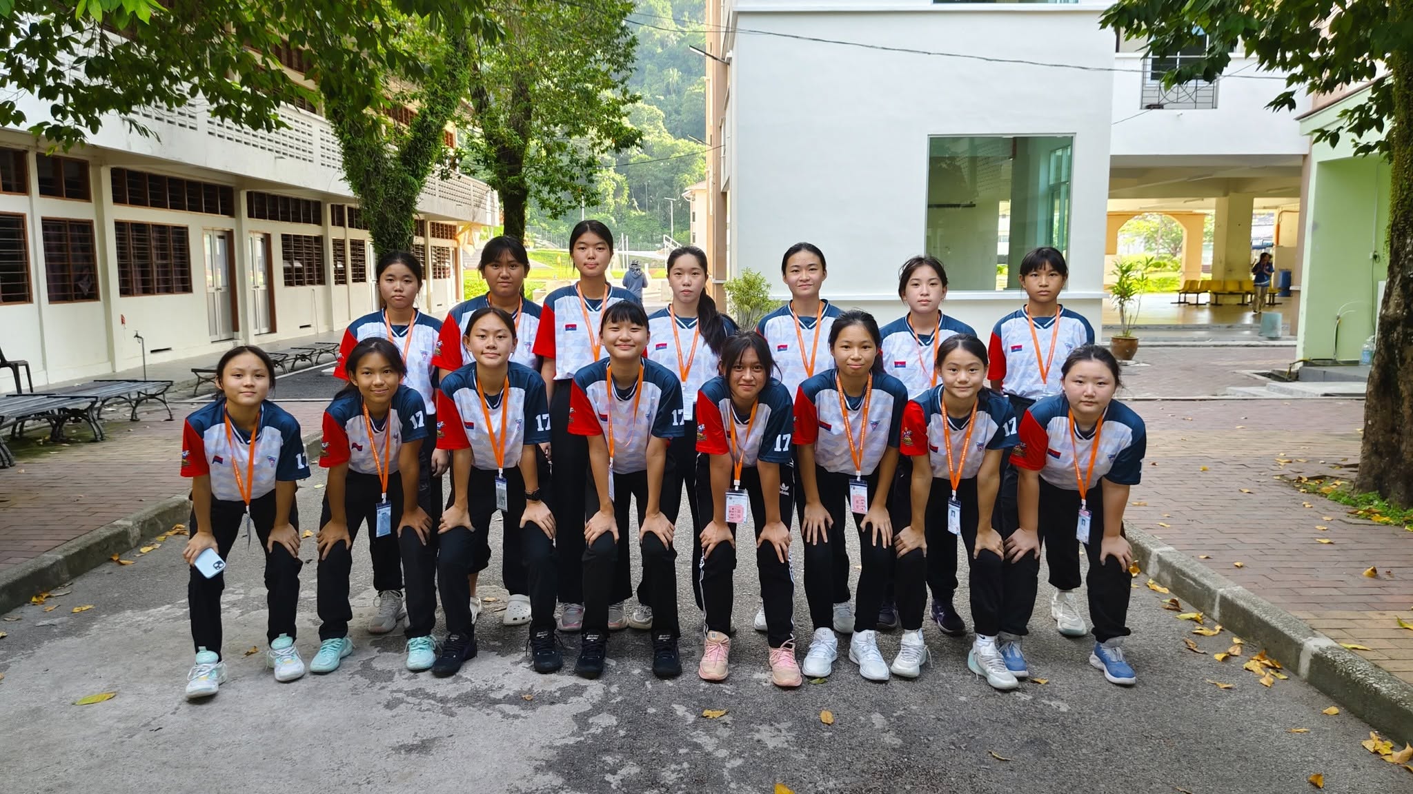 女子篮球参赛学生合影