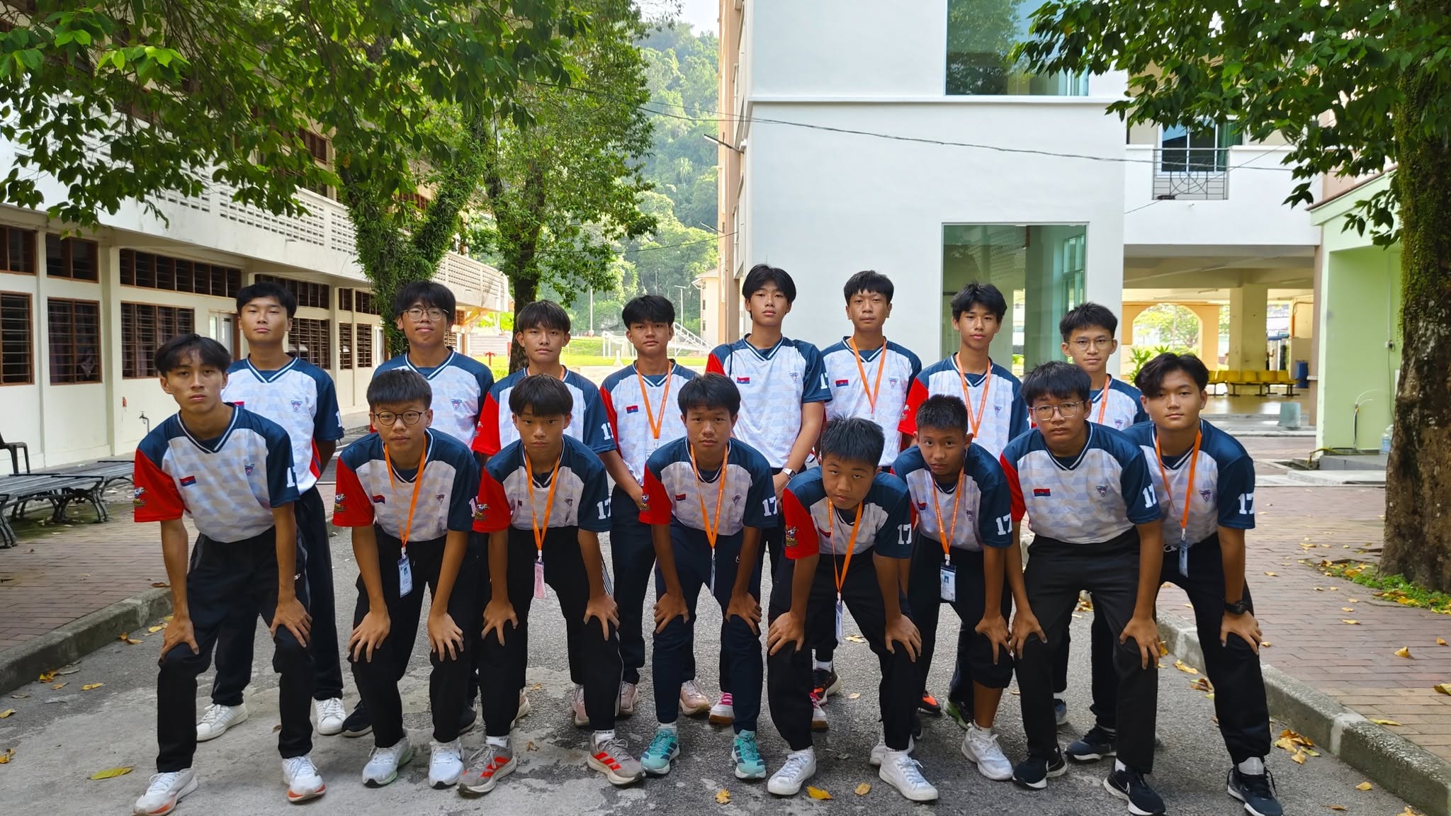 男子足球参赛学生合影
