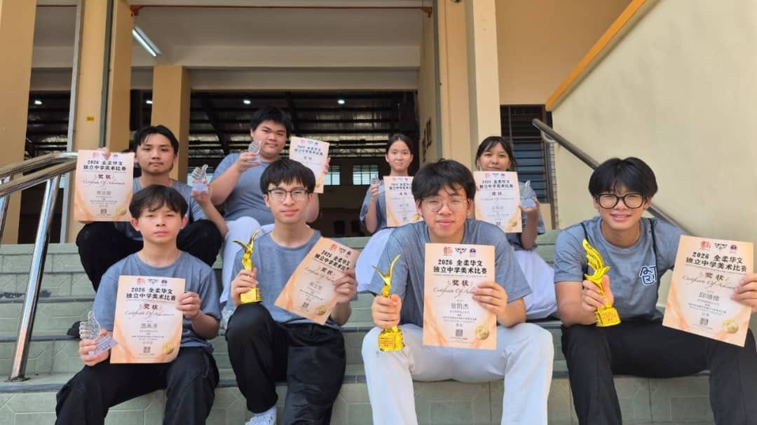 获奖同学合影合影 后排左起:陈泓愷(高三美)、黄子铭(高三美)、林芷恩(初三诚)、庄羽沩(高二美) 前排左起:温禹泽(初二智)、陈立哲(高一理)、曾凯杰(高三美)、邱靖维(高二美)