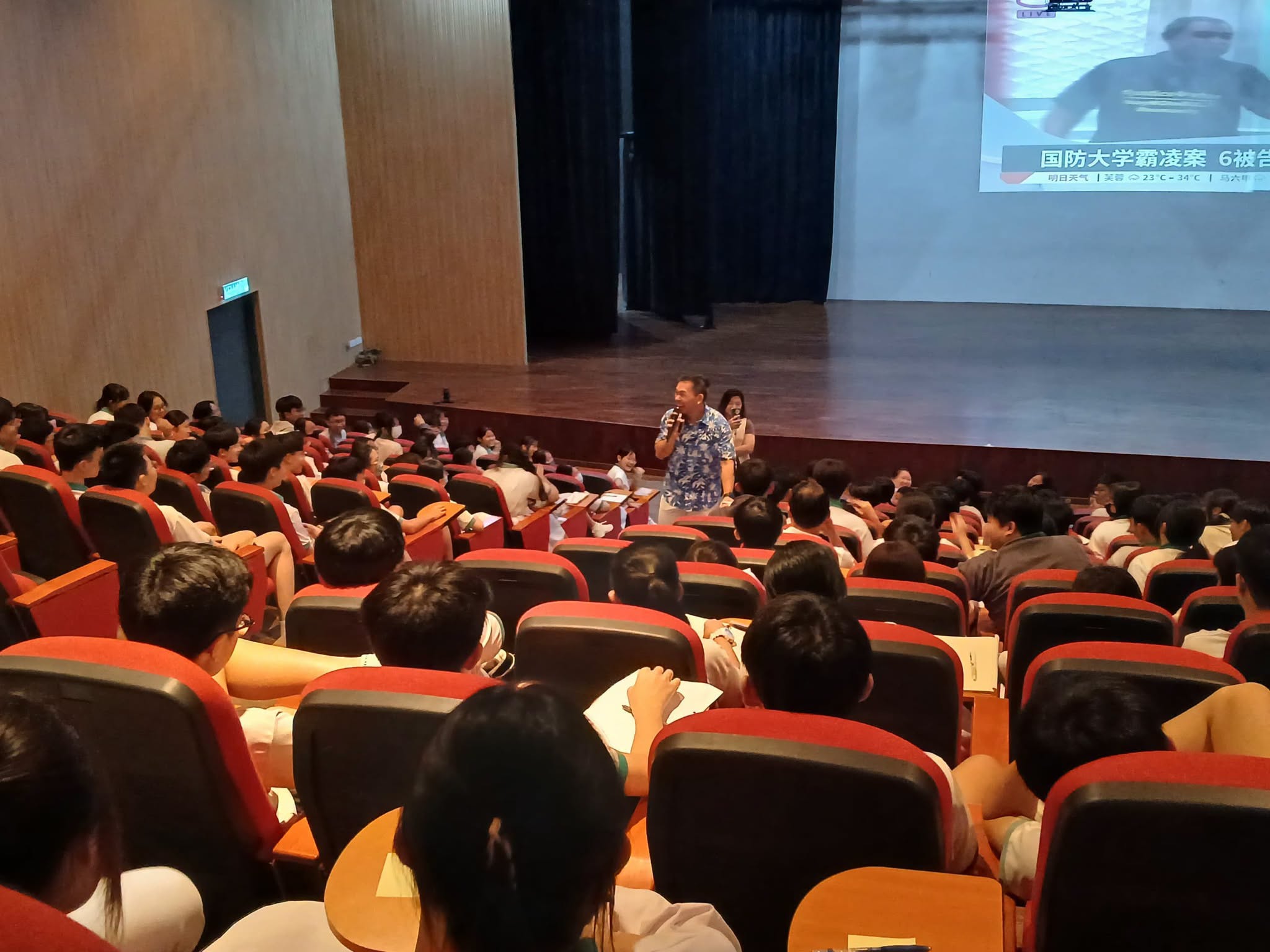 讲师走入学生席间,以真实案例和新闻事件引导学生思考。
