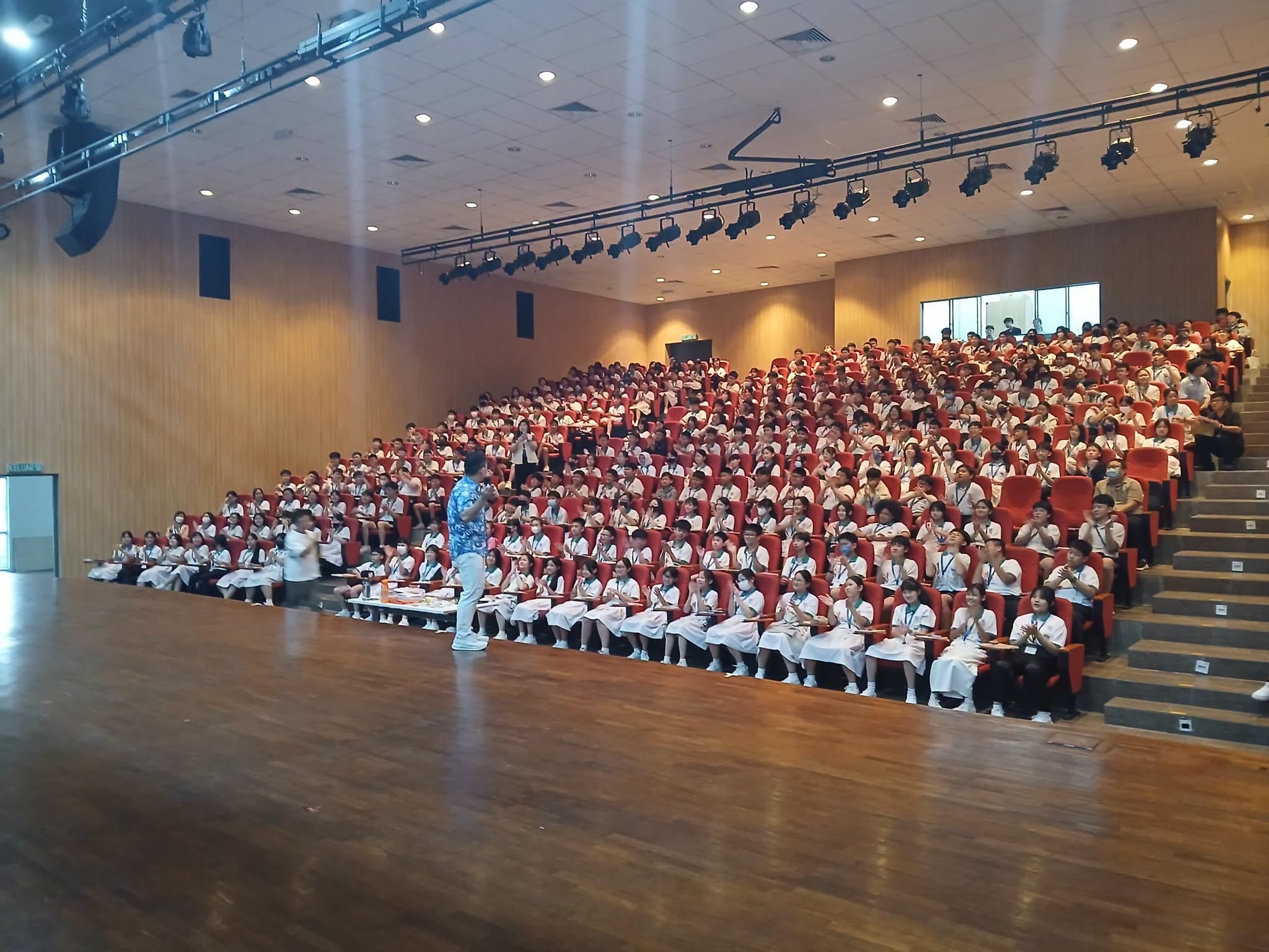 全体同学聚精会神聆听讲解,深入了解校园安全与法律知识。