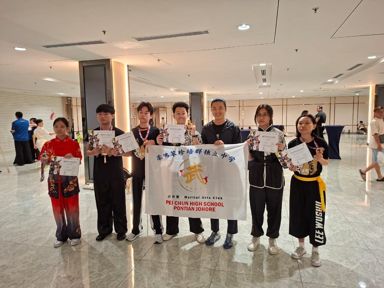 武术团参赛学生与指导老师李劲松（右三）合照