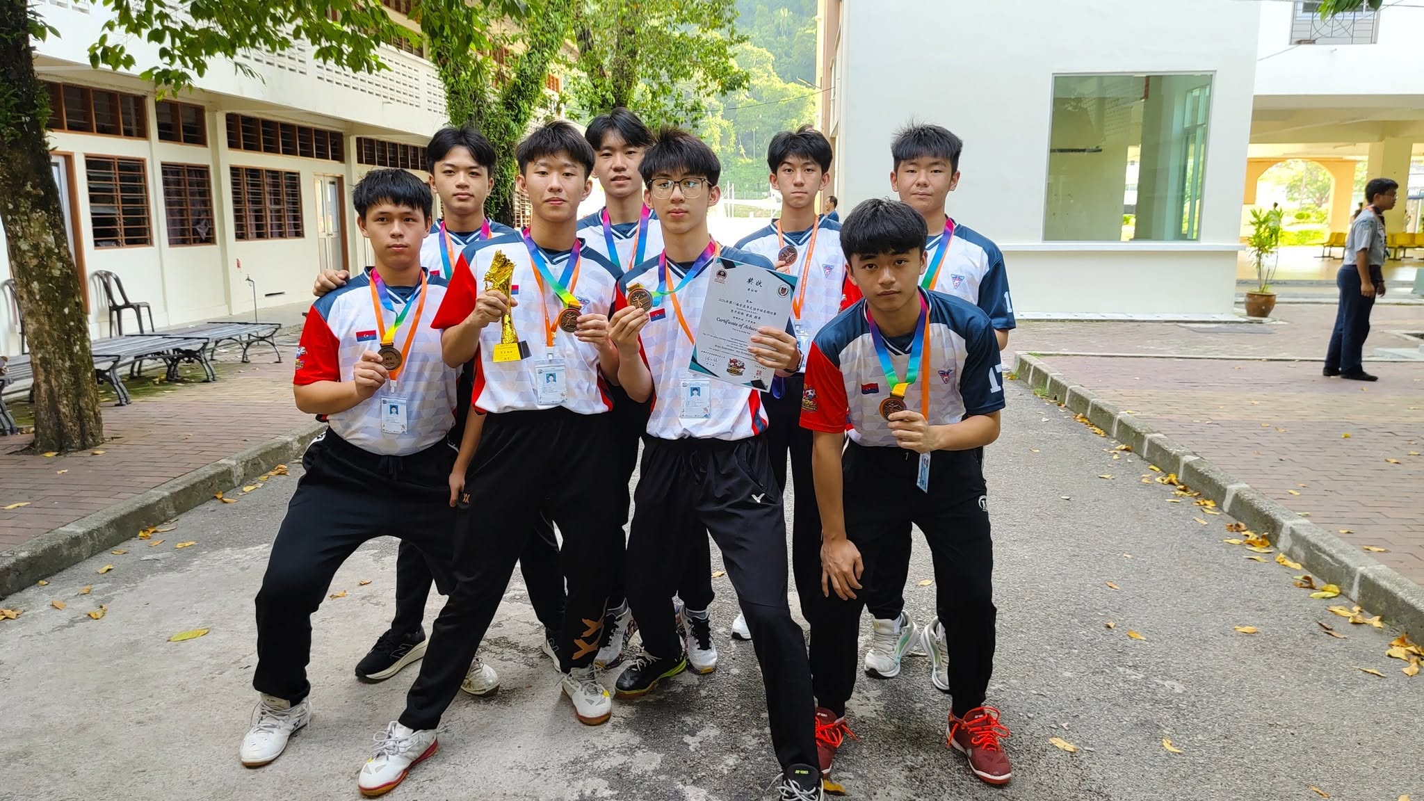 男子羽球参赛学生合影