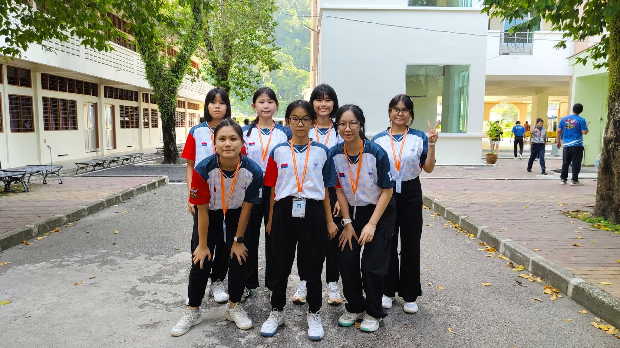 女子羽球参赛学生合影