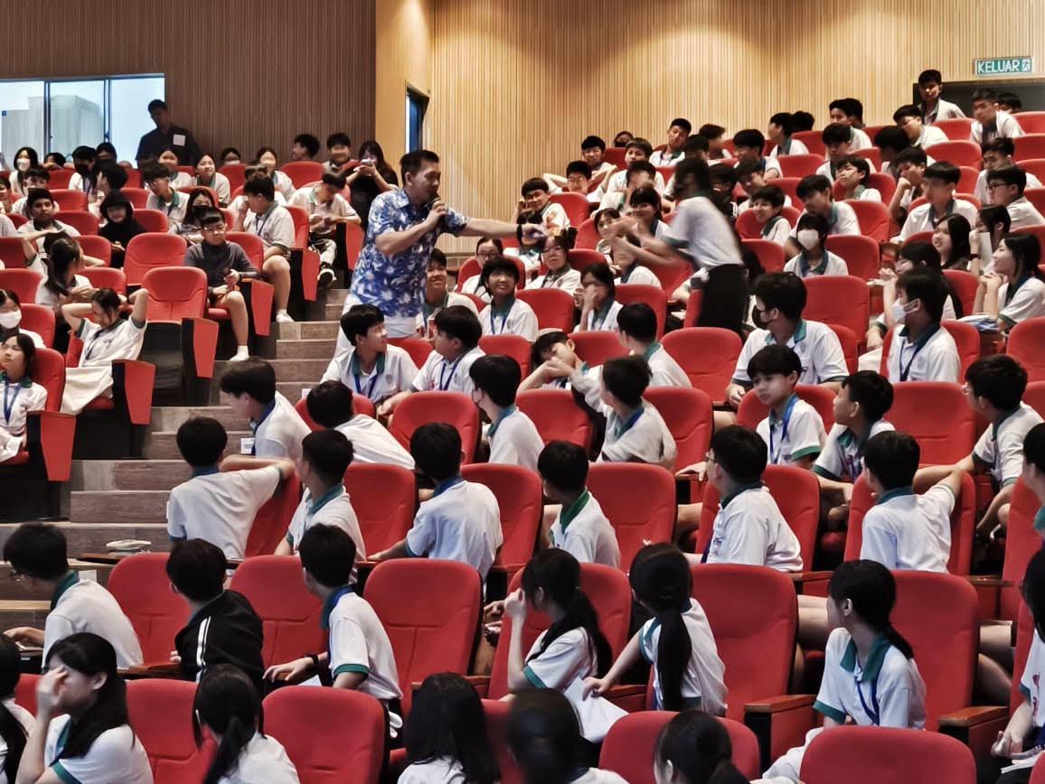 学生踊跃参与互动,积极回应提问,现场洋溢着热烈的学习氛围。