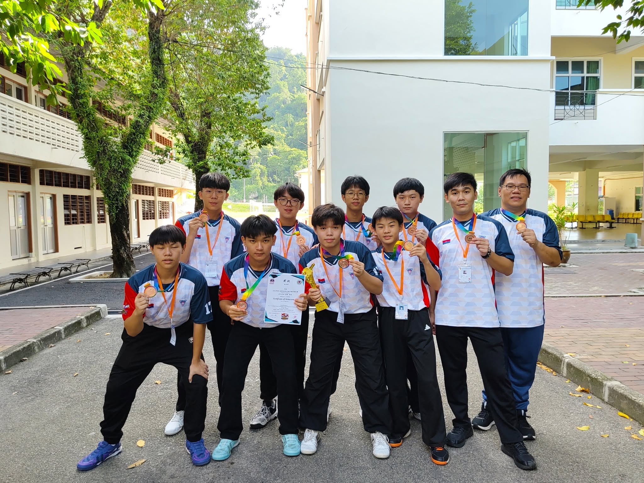 男子乒乓参赛学生合影