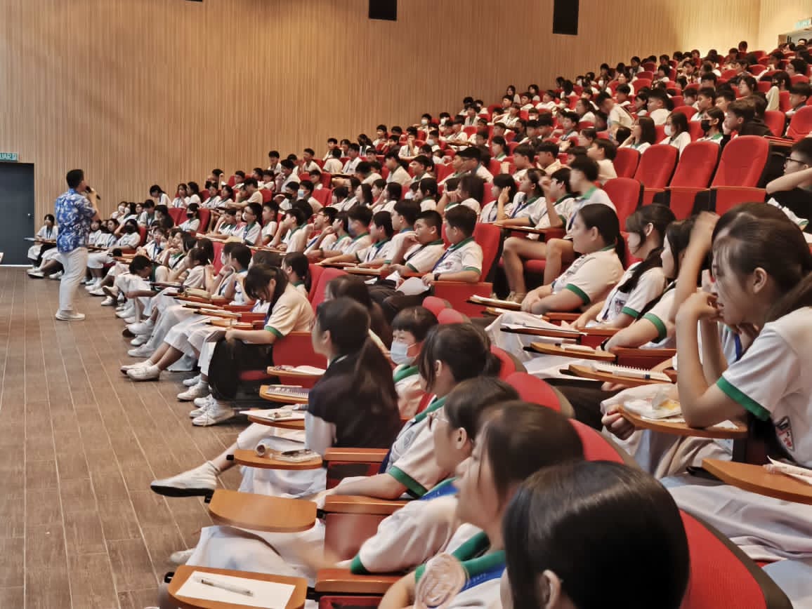 在轻松愉快的氛围中,同学们专心聆听,收获满满。