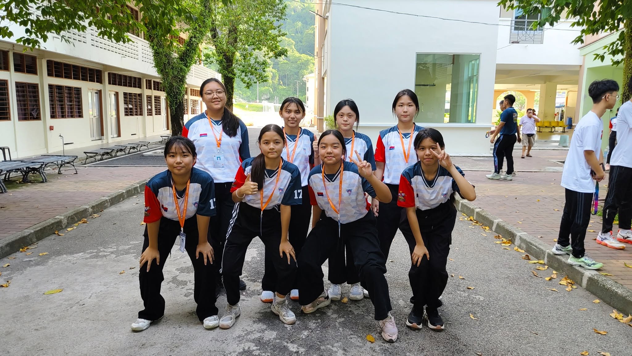 女子排球参赛学生合影