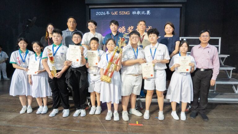 丙组初一及初二获奖班级与师长合影留念。