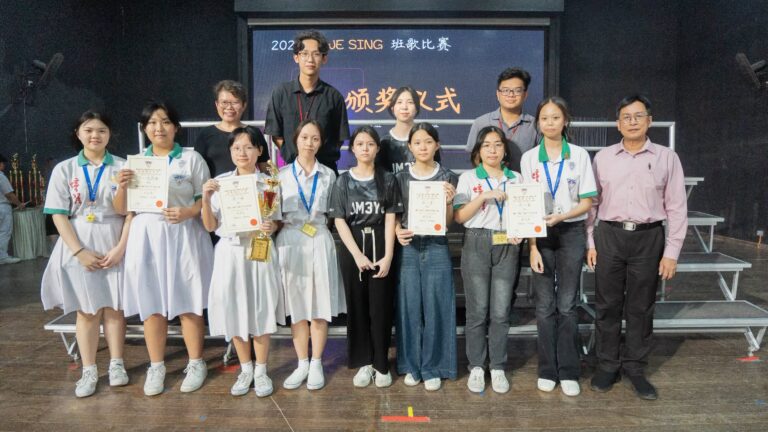 乙组初三及高一年段获奖班级与师长合影留念。