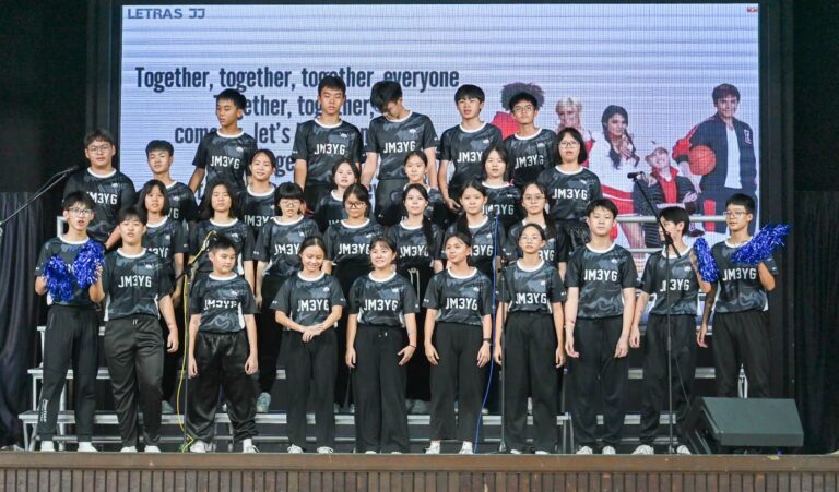 初三勇用歌声唱出团结，用默契谱写属于大家的青春篇章。