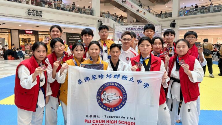 参与团体赛学生与指导教练张志华、助教古乐辉合照