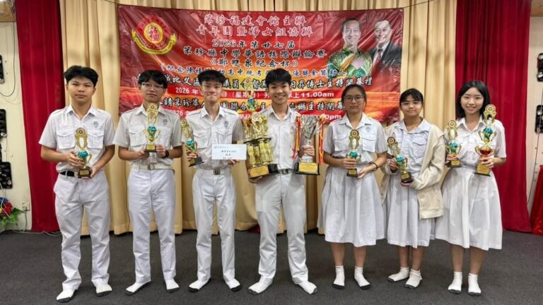 参赛学生于赛后拍摄大合照