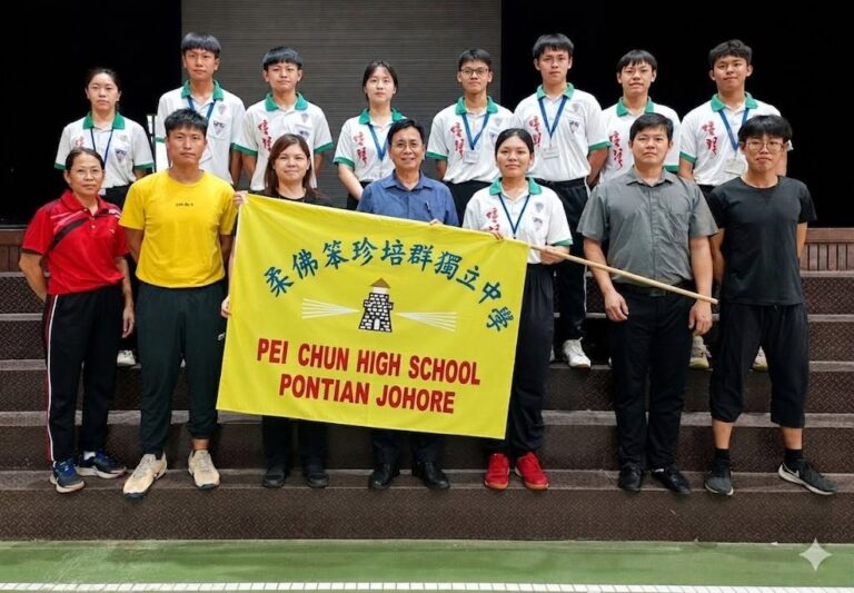 各队正副队长与师长授旗合照