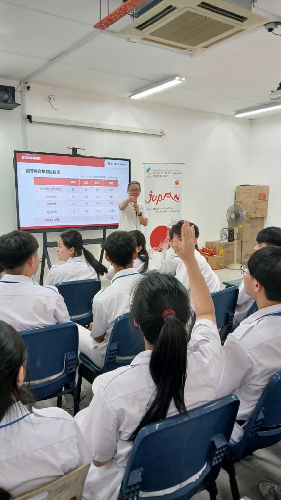 学生踊跃举手提问，与讲师进行交流互动。