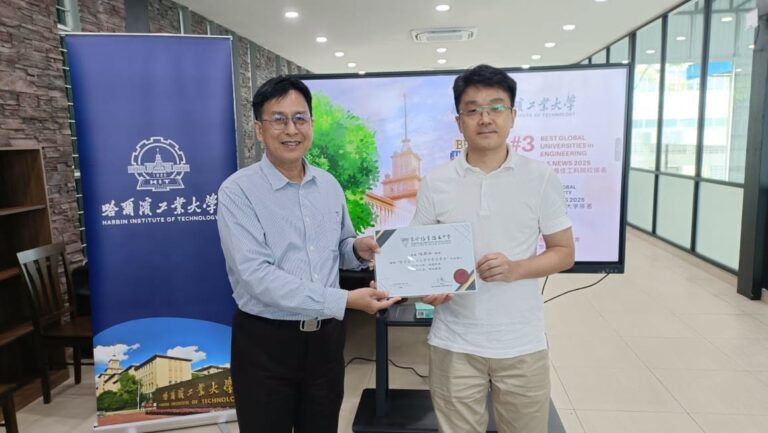 校長王楨文颁发感谢状予讲师，以表达诚挚谢意，并肯定其专业分享与贡献。