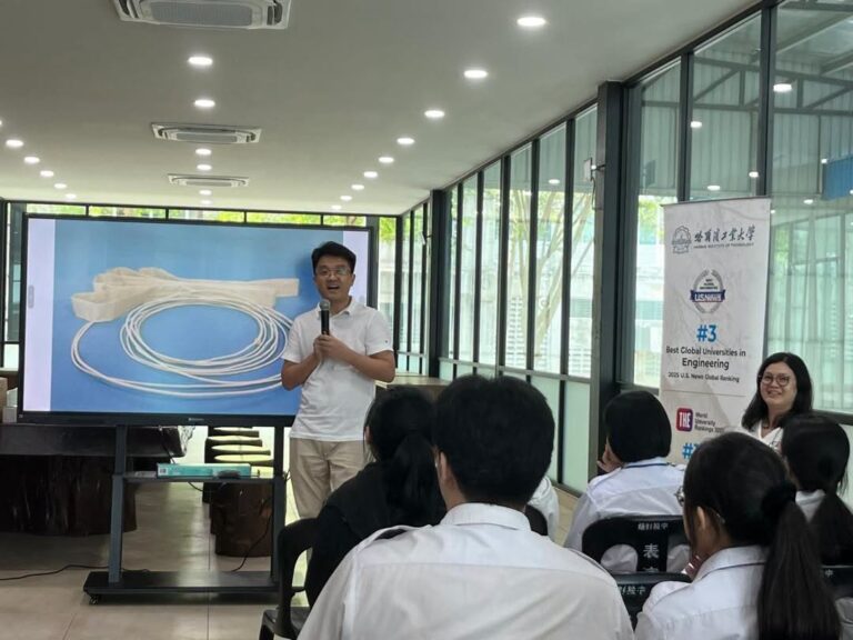 汪其兴老师介绍学校办学成果与未来发展，展现学校科研实力与办学特色。