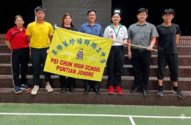 王楨文执行长（左四）授旗予体育校队，高三文商智温敬柔同学代表接领