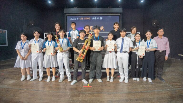 甲组高三及高二年段获奖班级与师长合影留念。