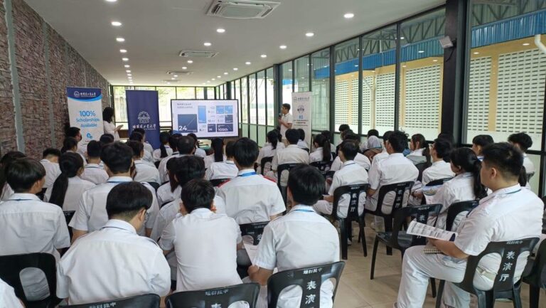 讲师深入浅出地讲解课程内容，同学们认真聆听，积极投入学习。