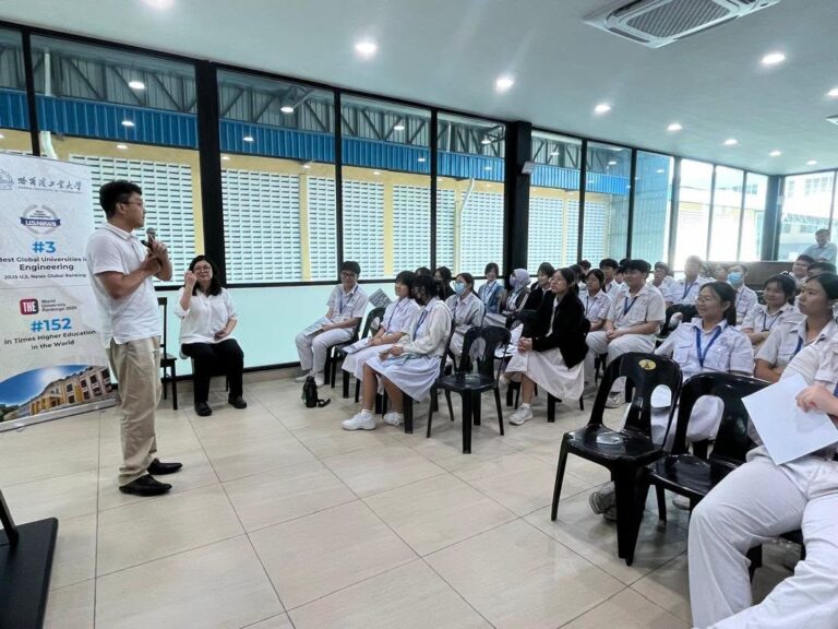 讲师深入浅出地讲解课程内容，同学们认真聆听，积极投入学习。1