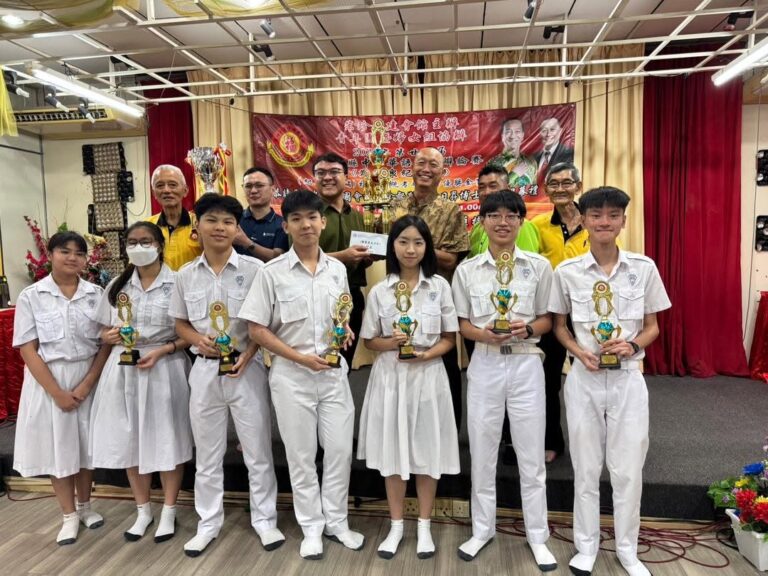 闭幕嘉宾 笨珍华人社团联合会主席钟立鹏先生（后排右三）出席闭幕仪式，并为获奖队伍颁奖