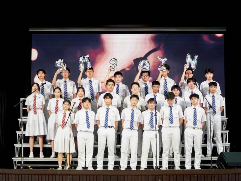 高三文商勤以真挚动人的歌声和整齐默契的演出，诠释属于他们的青春故事，在舞台上绽放独特光芒。