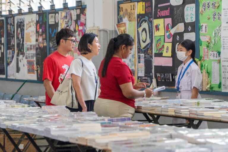 书香弥漫校园，家长与学生一同走进书展，在阅读中收获知识与启发。