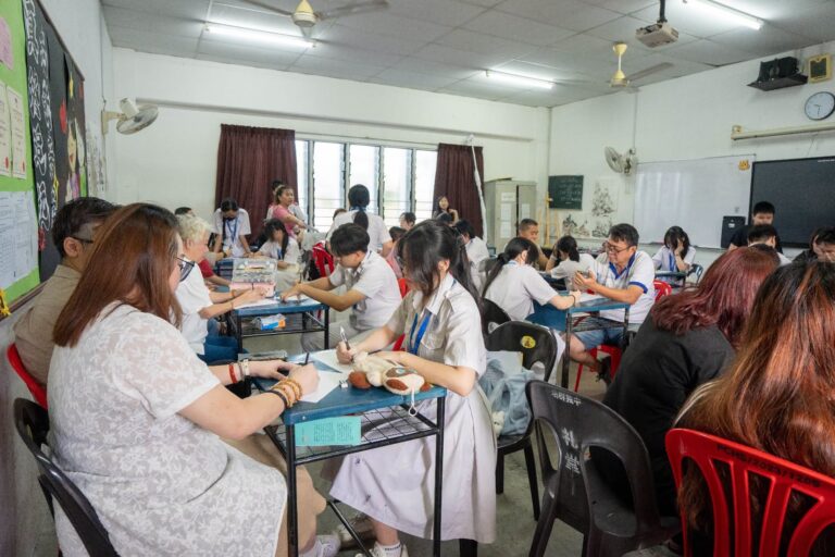 亲子携手参与班级活动，共享欢乐时光，留下难忘回忆。