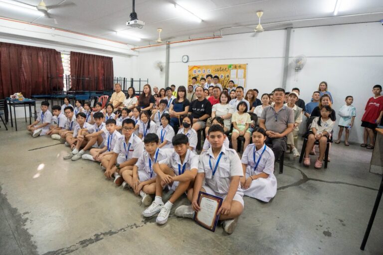 初一勇班在活动尾声，全体家长、学生及班导师一同合影留念，定格温馨时刻，为本届家长日留下美好的共同回忆。