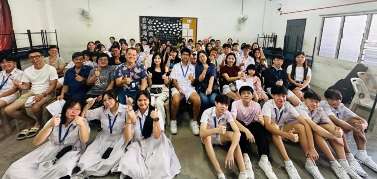 初三勤班师生与家长留下珍贵合影，为家长日画下温馨而圆满的句点。